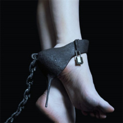 slavegirldiana:Even chained i am forced to keep my heels raised. 