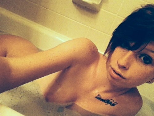 Porn Pics haiden-james:  here, have a bath tub selfie!