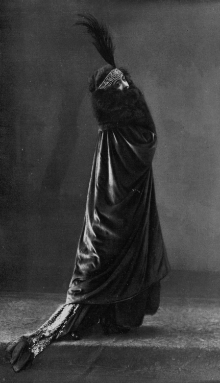 Sélysette Sylva in a dress and coat by Worth, Les Modes 1917 (N174). Photo by Félix.