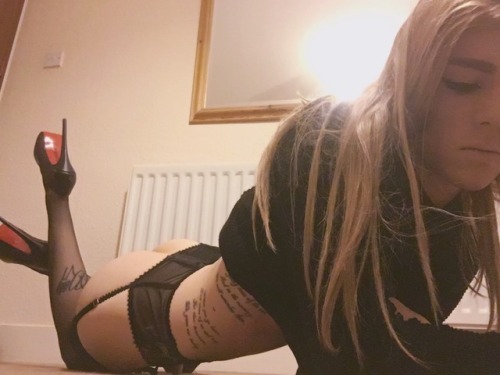 xtgirlroxyx:  Just chilling on the floor, showing off the booty… Like and reblog! :) x  Wow!!!!