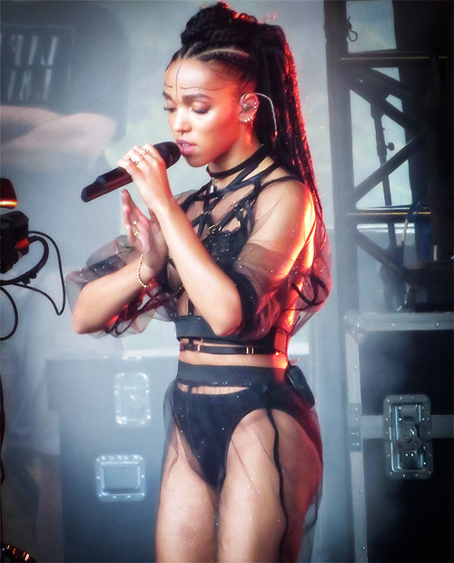 machete-dont-eat-ass:ghiidora:luvtahliahcom:FKA twigs looking beyond gorgeous performing