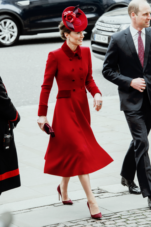 princesscatherinemiddleton:THE WORLD IS HER CATWALK | The Duchess of Cambridge s l a y y y e d in he