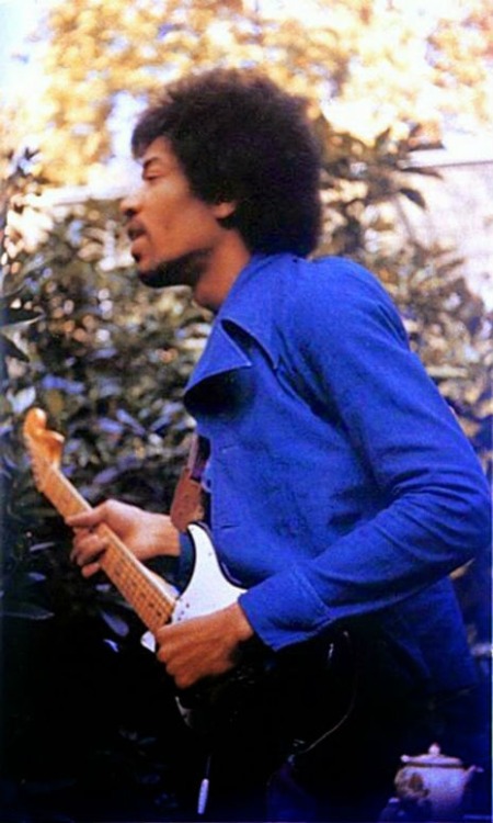 thesongremainsthesame:Jimi Hendrix photographed by girlfriend Monika Danneman, September 17, 1970. A