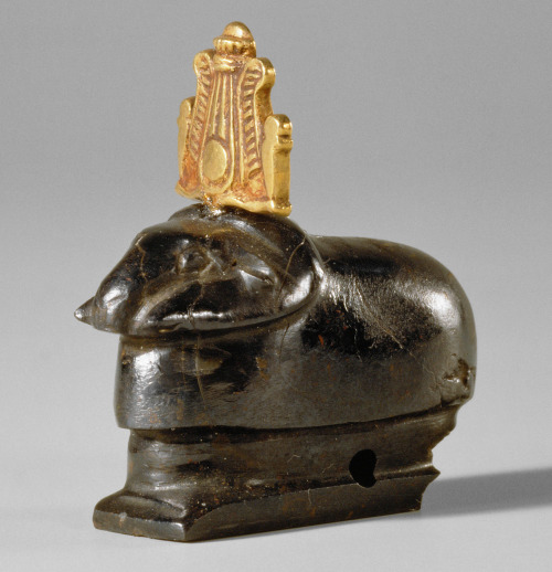 Ram pendant of Amun, Hematite, gold