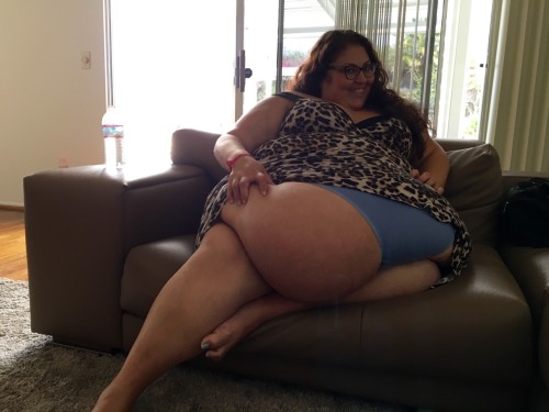 john-r-d:  bigcutieellie:  When you eat so much you need a belly rub!!! Any volunteers!??? Fat and h