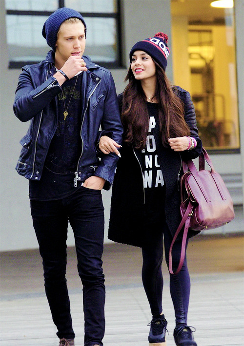 romwe:  Want her cool black coat??  Click here to get it for free :) 