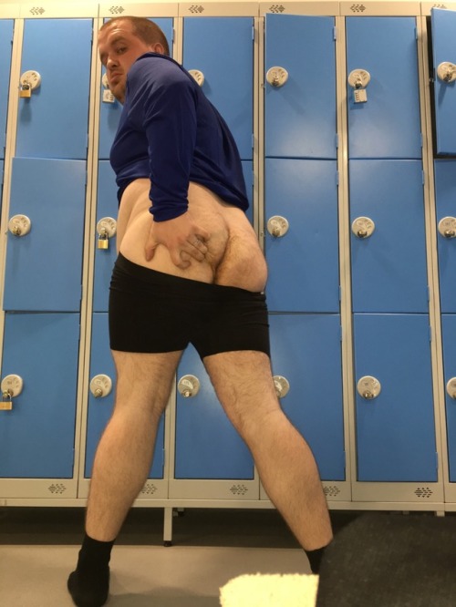 ldncub: bidave2012:Gym locker room flashing!! Semi naked to naked! X So hot.