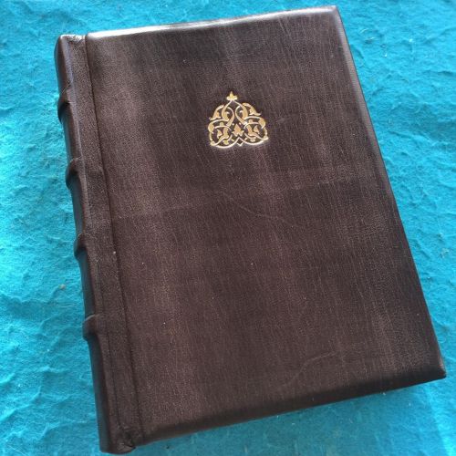 Dark brown springback with gilding. www.gatzbcn.com #handmade #bookbinding #makersgonnamake #gilding