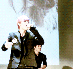 jelleu:  Zelo performing Vintage at Song Jieun’s showcase  