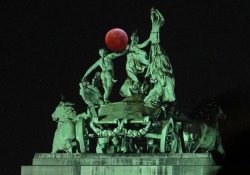 gnossienne: The super blood wolf moon is seen beside a quadriga on the top of the Cinquantenaire arch in Brussels, Belgium (x) 