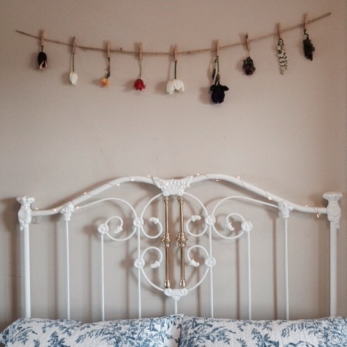 lovbun:i changed my room around and put up new flowers for spring, im in lov