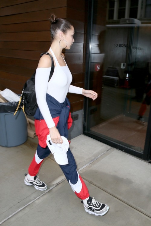 allthingsbella:Bella Hadid arriving at Gigi Hadid’s apartment in Manhattan on October 24, 2017 [HQs]