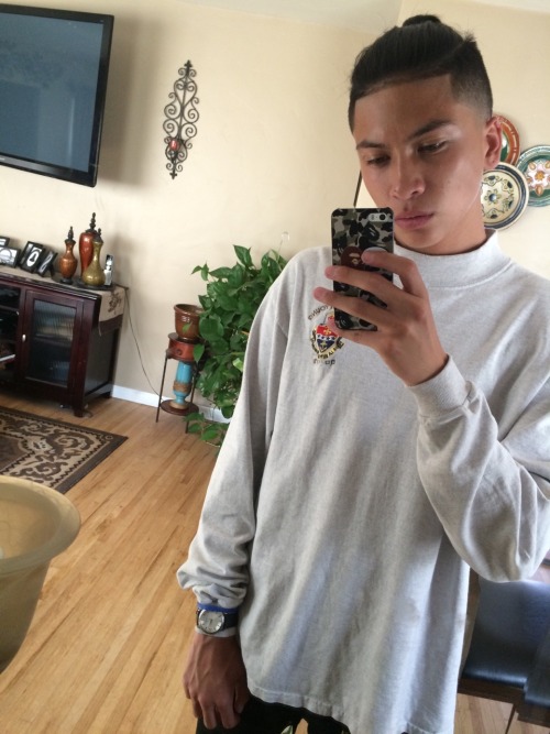 ayeeitsrafael:  Hi hello i aint shit and i cant take a selfie ft my veiny ass hand.