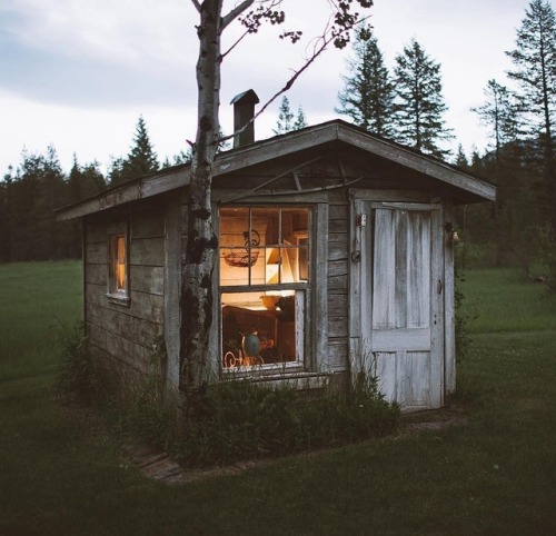 pieceofwilderness:That’s a tiny cabin! .Photo by: @isaacsjohnston.Follow our friends @cabinsdaily.#t