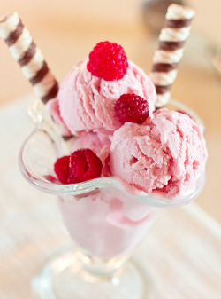 cinnahearts:  Raspberry FroYo (by Elena)        