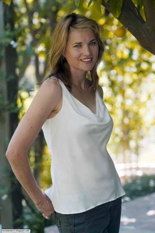 gushinggustwind:  The gorgeous Lucy Lawless. 