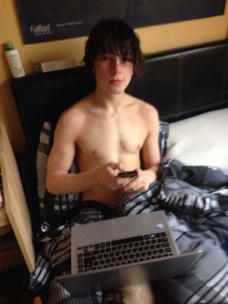 emotivelogic:  lukealive:  fuchsiapleasure:  Luke post-shower  ;D  You cut the real stud out of the picture. Is that bandit I see?  