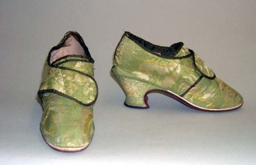 costumehistory:beggars-opera:18th century green! I think I’m going to make a whole series of 1