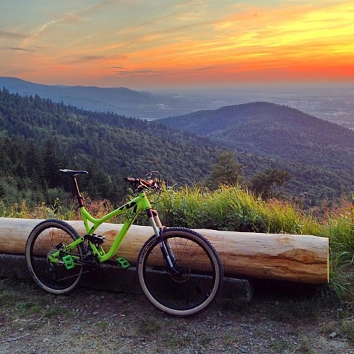 maksymiliansleziak:  stay late! #magurka #commencal #mtb #enduromtb #enduro #sunset (at Magurka Wilk