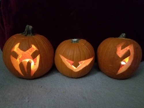 fluffy-keef:Voltron themed pumpkins!