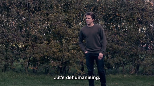 taskmastercaps:[ID: Two screencaps from Taskmaster. Joe Thomas stands in a field with a hedgerow beh