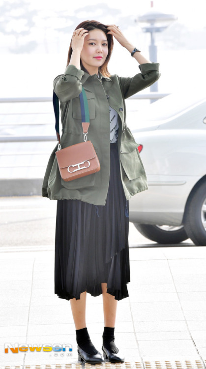 Girls’ Generation Sooyoung airport fashion at Incheon Airport [180311]