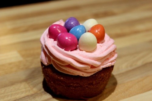 the-fairy-cream: Easter vanilla cupcakes with Philadelphia frosting.