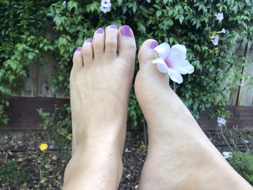 socksandfeet: lina-babyy: nice day outside (: Take a moment out of your day and follow @lina-babyy !