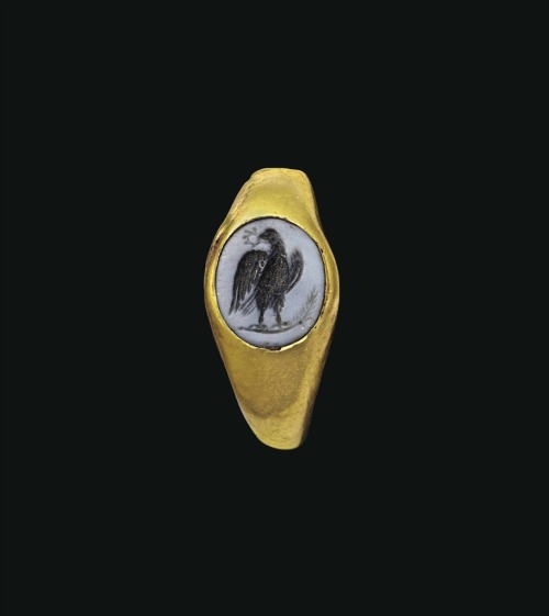 Gold and nicolo onyx Roman ring with depiction of a eagle standing on a palm branch, c. 1st century 