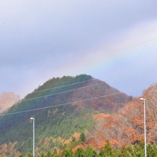 青空かと思えば急に暗くなり、 雨が降り出せば陽が射して…。 不安定な空模様でしたが、虹が出るのを何度も見ることができました(^O^) 山の手前にかかる虹も初めて見ました。 #虹 #紅葉 #空 #山 #