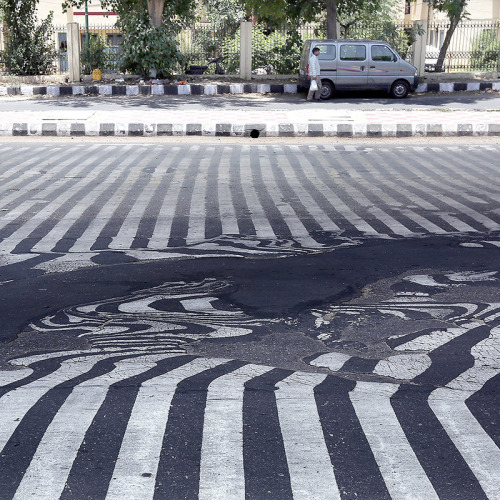 bedpartymakeover: usatoday: The heatwave in New Delhi, India, is so intense that roads are melting. 