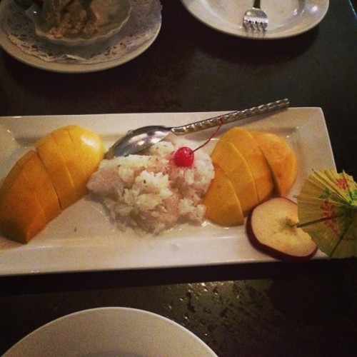 Mango sticky rice from Panvimarn #LongBeach #thaifood #panvimarn #nomz