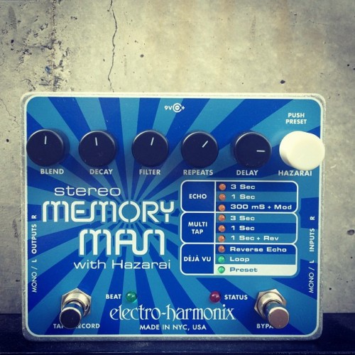 Es un looper, es un Delay multi-tap, es un eco con reversa, es el Stereo Memory Man Delay con Hazara