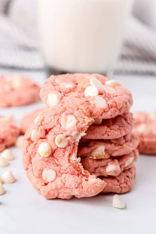 fullcravings:Strawberry Cake Mix Cookies