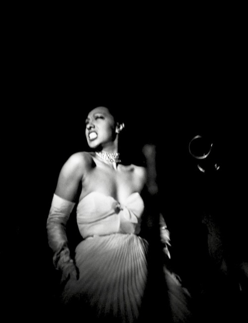 summers-in-hollywood:Josephine Baker in Harlem, New York, 1950. Photo by Eve Arnold