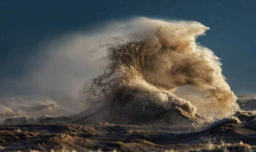 ohthentic:  bordjack:  colbert64: Liquid Mountains – Les vagues puissantes du Lac Erie photographiées par Dave Sandford   Avec sa série Liquid Mountains, le photographe canadien Dave Sandford (Instagram) a cherché à capturer toute la puissance et