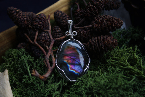 I am so in love with these custom wire wrapped labradorite pendants.tumblr | Instagram | Etsy Shop