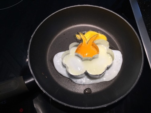aquatthewailord:Shiny Swablu fried egg!