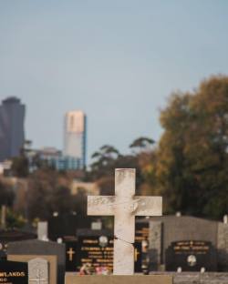 madeclare:  BORN TO DIE #Melbourne #radio #podcast #communityradio •photography by @mattolucas• #australia  (at Melbourne Cemetery) 