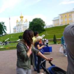 #Peterhof. #Moments &amp; #portraits 8/37  #break #mom #moms #kid #kids #children #girl #girls #church #temple #terrace #park #flag #Russia #spb #StPetersburg #street #art #artmonuments #monument #sky #walk