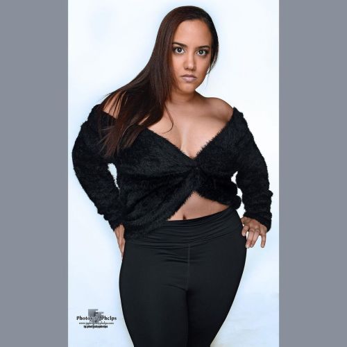 Jackie A. @jackieabitches  giving her cover girl. #latina #jackieabitches #curvymodelling #plusmodel #photosbyphelps #baltimore #nikon #plusfashion #curvy #imakeprettypeopleprettier  #fashionculture #hipsdontlie  www.jpphotosbyphelps.com  (at House of