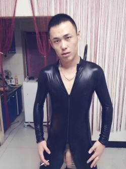 0805ivan:  緊身衣的土豪屌
