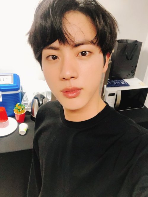 171208 Jin’s Tweet 조심히들어가요 아미 pic.twitter.com/CYnnRodf8B Get home safely ARMYTrans cr; Soren @ bts-t