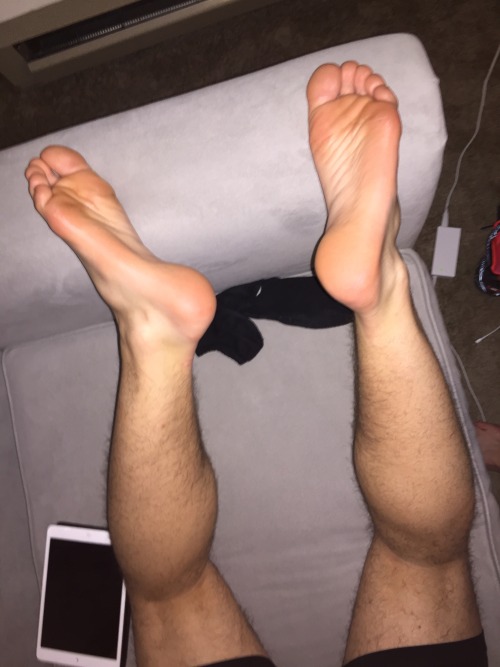 tonyhotpb: Nice toes He does have nice toes. Can I ask if you do?