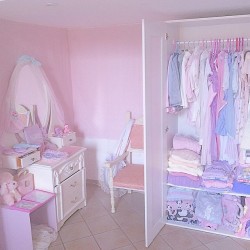 lilacck:  I might have a real ocd problems with pastels, but here it is my toletta &amp; wardrobe corner♡ I re-arranged it a bit, the mirror isn’t on his table anymore, I added another secret cat house for Pache when she needs to hide better lol🐈💒