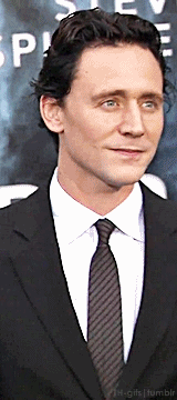 kiwimccoy:   Tom Hiddleston posing for photographers      #okay but this is GOLD #2011