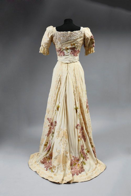 Worth afternoon dress ca. 1900-05From Coutau-Bégarie via Interencheres