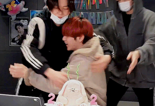 yeonbins:  hugs for the birthday boy