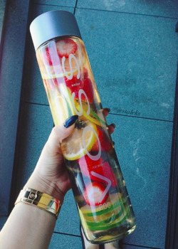 jessaleks:  water infused with strawberries, blueberries, lemon and limeinstagram: jessaleks 