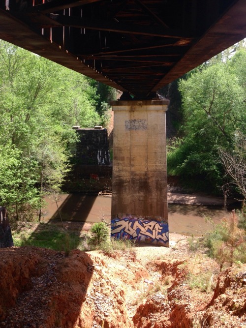 saw a lot of cool shit while exploring under the railroad tracks today.